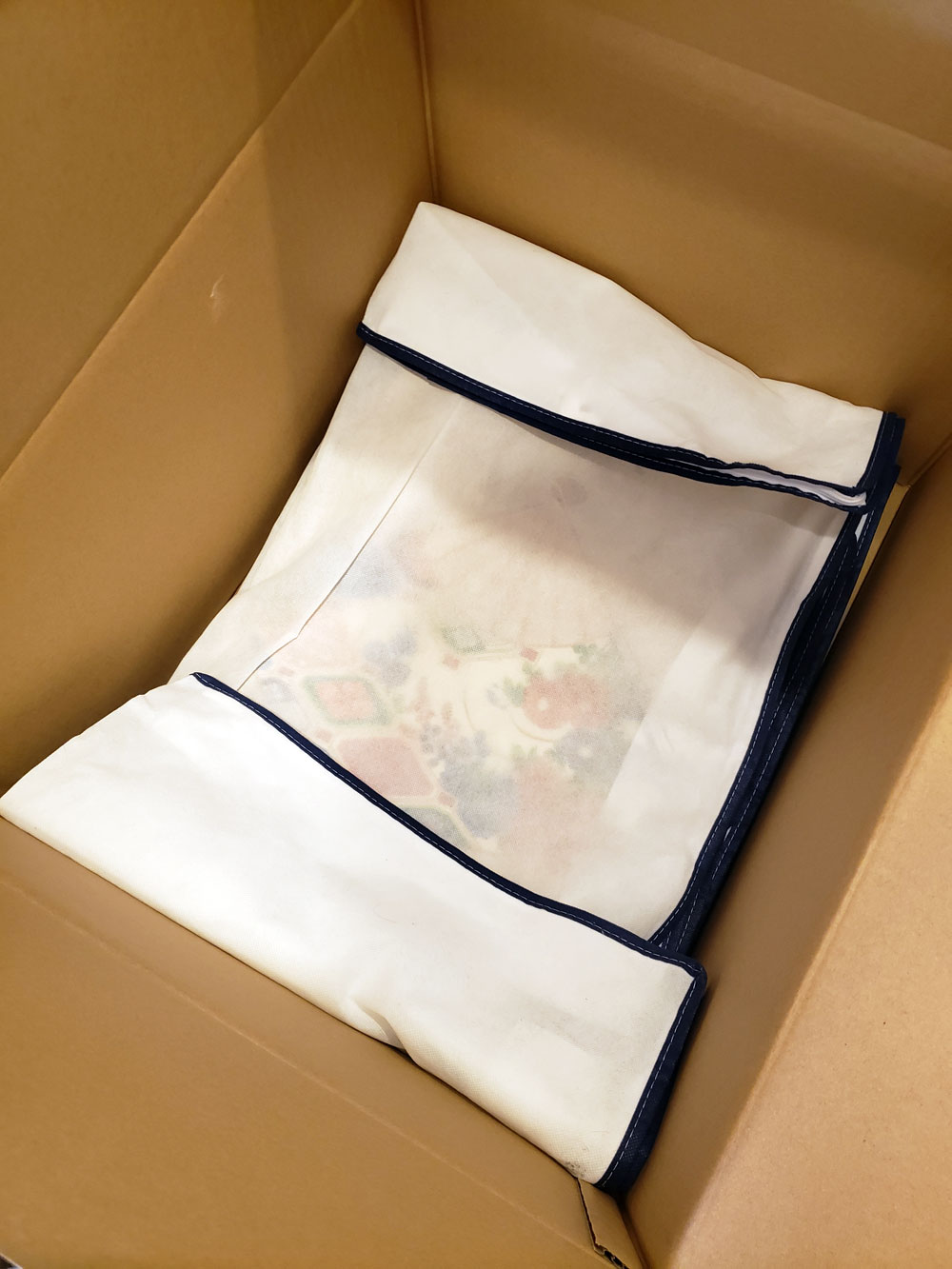 届いた段ボールに着物を入れてみると、このように少しだけ折るような感じになります。