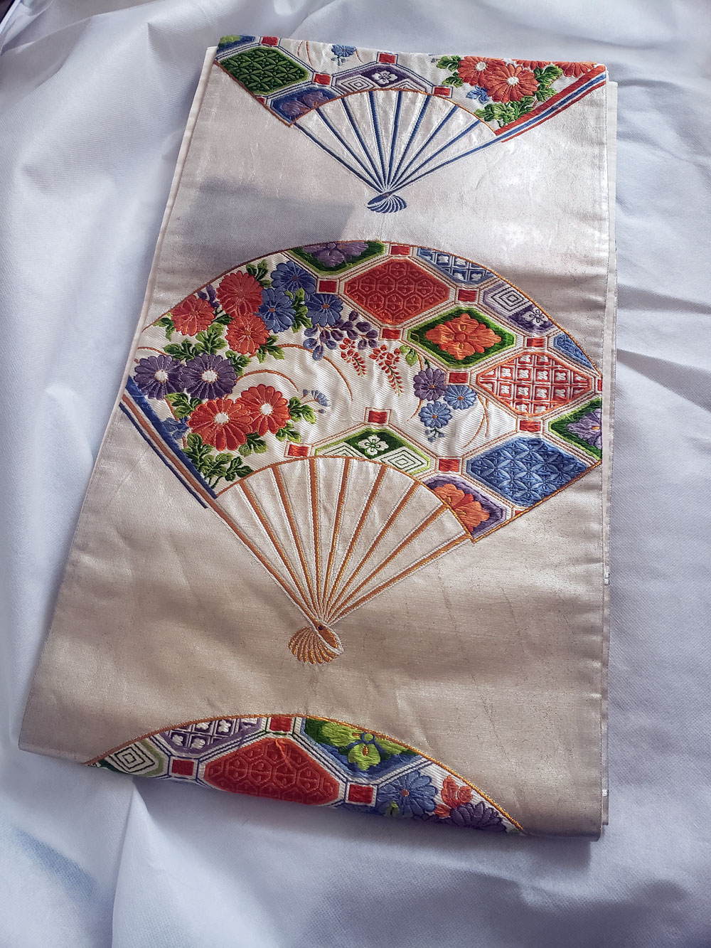 春から初夏にかけての新緑のような鮮やかなライトグリーンの着物1点